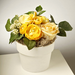 Rosas e Ranúnculos Branco e Amarelo em Vaso Branco